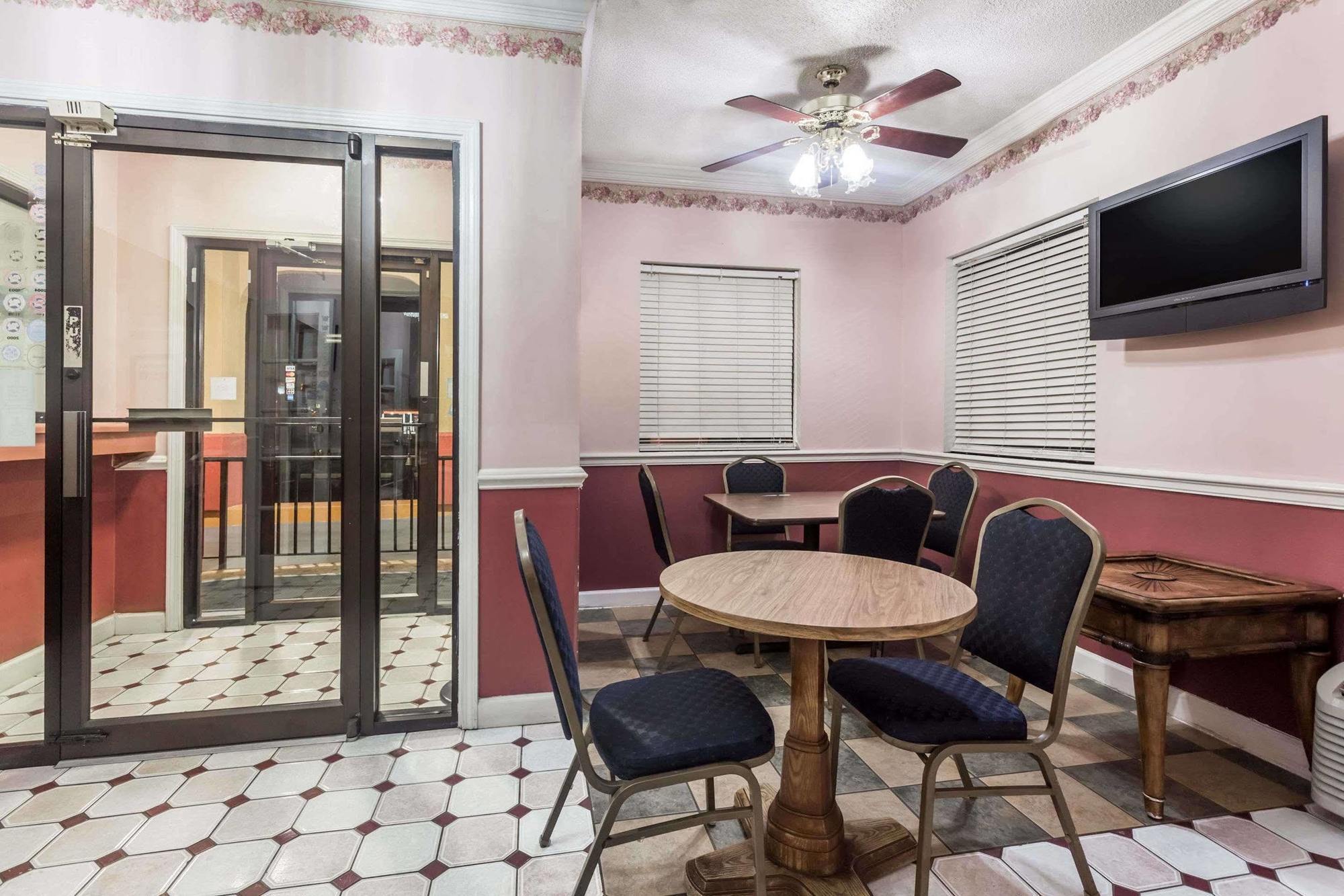 Americas Best Value Inn Perry Extérieur photo
